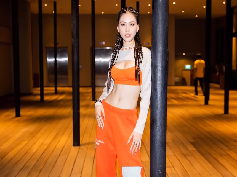 Siêu mẫu Quỳnh Hoa hiện tại được nhiều nhà thiết kế chọn làm first face, vedette tại các show thời trang và đảm nhận vai trò giám khảo cuộc thi nhan sắc.