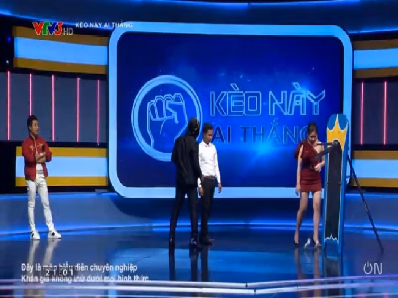Chương trình "Kèo này ai thắng" cũng từng khiến khán giả bức xúc. Cụ thể, trong tập 7 lên sóng tháng 3/2020, khi thí sinh Hoàng Khang thử thách phóng dao cắt đôi củ cải, một mẫu nữ được sắp xếp đứng dùng tay và miệng giữ củ cải trắng. Hành động của mẫu nữ khiến nhiều người liên tưởng đến hình ảnh dung tục. Ảnh: Vietnamnet