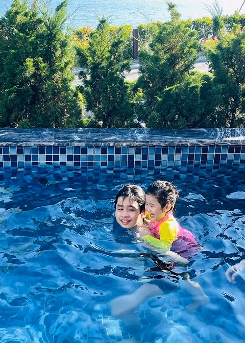 Thân Thúy Hà từng tiết lộ, Duy Anh ban đầu còn giận dỗi mẹ vì muốn mẹ sinh em trai cho chơi cùng. Tuy nhiên, sau khi em gái chào đời, Duy Anh lại quấn quýt em không rời.