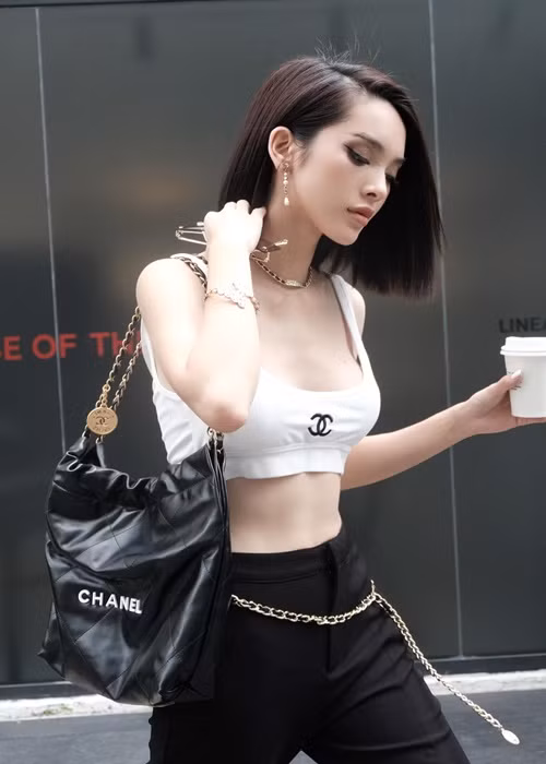 Quỳnh Lương "Đừng làm mẹ cáu" khoe vẻ trẻ trung, cá tính khi dạo phố.