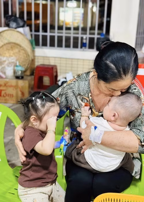 Mẹ vợ của Lê Dương Bảo Lâm luôn chăm lo con cháu hết lòng. Lê Dương Bảo Lâm từng xót xa khi mẹ vợ nhập viện vẫn “trốn” về nhà thăm các cháu ngoại. Ảnh: VTC