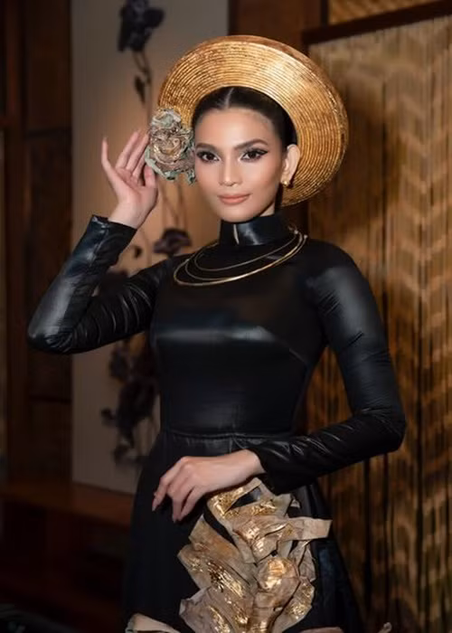 Nàng hậu gắn liền hình ảnh mái tóc dài thẳng mượt cùng tà áo dài nền nã, dịu dàng.