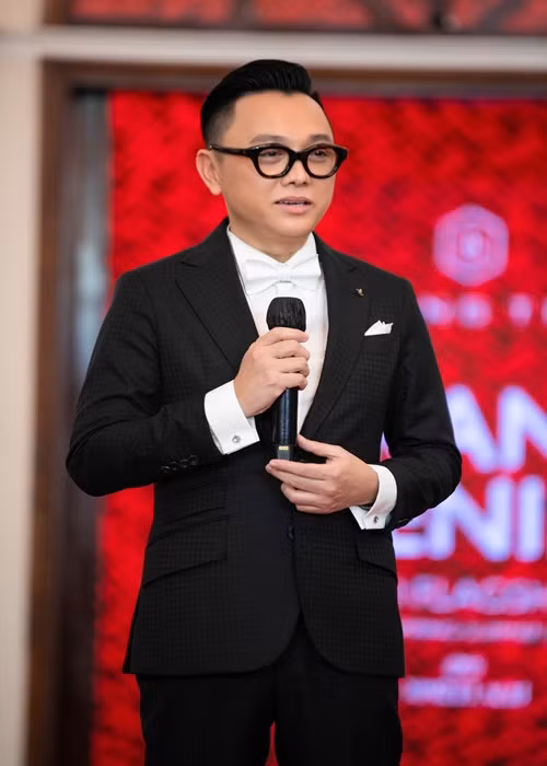 Công Trí đắt show thiết kế trang phục cho sao Hollywood bởi anh có dịp gặp gỡ và làm việc với các stylist quốc tế cũng như có những mẫu thiết kế chất lượng. Ảnh: FBNV