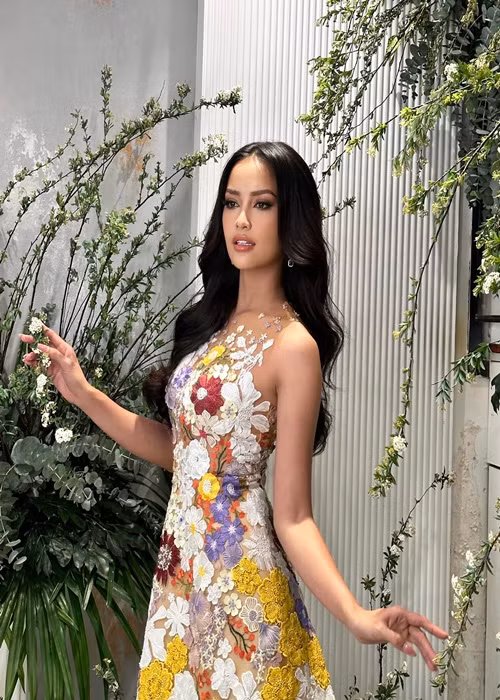Giữa ồn ào của Ngọc Châu, ông Trần Việt Bảo Hoàng - CEO của Unicorp, công ty nắm bản quyền Hoa hậu Hoàn vũ Việt Nam chia sẻ trên Zing, Ngọc Châu chưa tốt nghiệp Đại học Tôn Đức Thắng. "Thời điểm thi Hoa hậu Hoàn vũ Việt Nam 2022, thông tin trong hồ sơ của Ngọc Châu hoàn toàn trung thực là trình độ học vấn 12/12 và đang học ngành Công nghệ sinh học, Đại học Tôn Đức Thắng. Hiện, Châu chưa tốt nghiệp Đại học Tôn Đức Thắng", ông Bảo Hoàng cho hay.