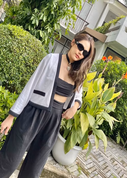 Giới truyền thông và người hâm mộ Thái Lan gọi Chompoo Araya là "bà hoàng quyến rũ", "nữ hoàng thảm đỏ" hay "Phạm Băng Băng của Thái Lan".