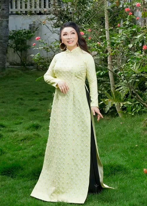 Người chồng thứ hai giúp nghệ sĩ Bạch Tuyết được sống trọn với đam mê cải lương. Ngoài ra, bà cho biết, bản thân luôn được chồng đối xử nhẹ nhàng, chăm sóc chu đáo. Ảnh: Vietnamnet