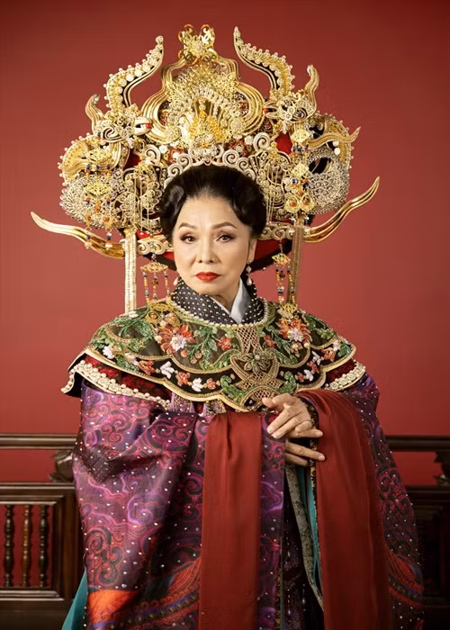 “Ông ấy tự mua villa, tự sắm sửa mọi thứ rồi dẫn tôi lại, hỏi chịu ở đây không. Tôi thấy mắc cười quá nhưng bất ngờ tôi phát hiện mình có bầu. Ngộ quá nên tôi nói với ông ấy rằng tôi không có ý định này. Thế là ông ấy bảo tôi sống bớt chảnh cho trời thương... Sau khi sinh con xong, tôi mới nói với ông ấy rằng, điều này là bất ngờ, chứ không phải thấy ông ấy giàu mà tôi làm vậy. Tôi nói với ông ấy rằng tôi rất thích làm mẹ đơn thân", nghệ sĩ Bạch Tuyết kể lại. Ảnh: Lao động