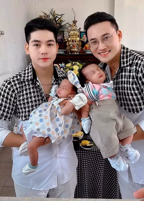 Cặp đôi đồng giới tự tay chăm sóc các con nhỏ.