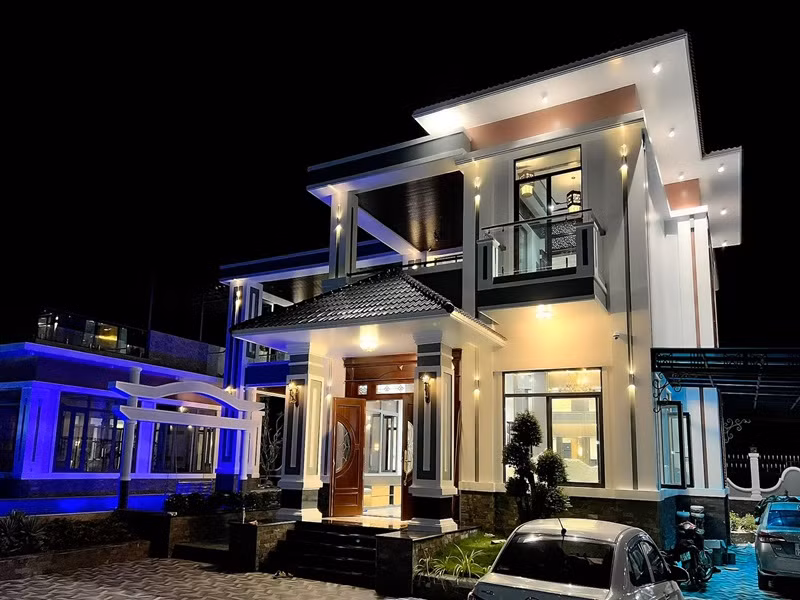 Cả hai cùng xây một căn biệt thự sân vườn rộng khoảng 3.000m2, thiết kế theo phong cách hiện đại.