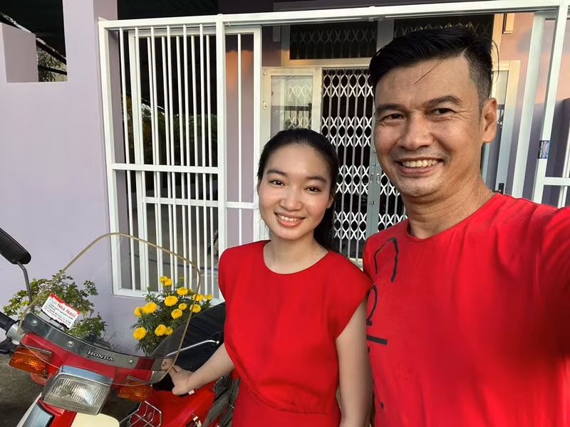 Ngọc Thưởng là fan của Tiết Cương. Dù còn trẻ, cô luôn suy nghĩ chu đáo, luôn lo nghĩ cho chồng và gia đình 2 bên nội ngoại.