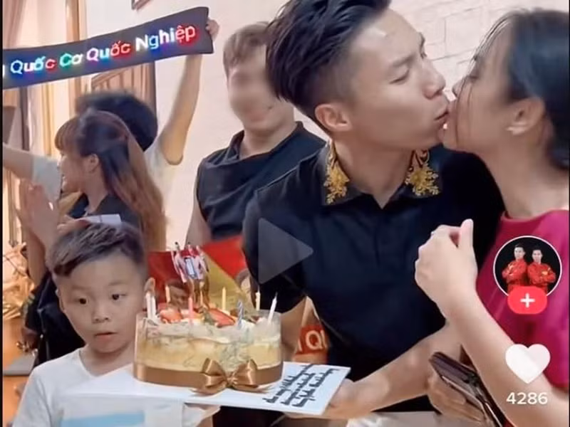 Trở về nhà, Quốc Nghiệp trao nụ hôn ngọt ngào cho bà xã O Sen Ngọc Mai. Ảnh: Saostar