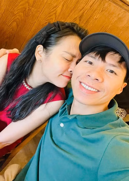 Ngọc Mai vẫn giữ im lặng về loạt ảnh gây xôn xao dư luận. Mới nhất, nữ ca sĩ khoe ảnh tình tứ bên chồng. Đi kèm với đó, Ngọc Mai viết: "Nũng nịu một tí". Dưới bài đăng của Ngọc Mai, Quốc Nghiệp bày tỏ: "Có anh về em sẽ ngủ ngon thôi. Love you more". Ảnh: FBNV