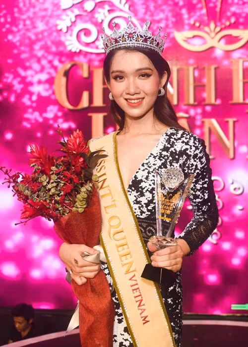 Đỗ Nhật Hà đăng quang Hoa hậu Chuyển giới Việt Nam 2018. Năm 2019, cô "mang chuông đi đánh xứ người". Ảnh: FBNV