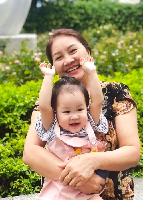 Bảo Thanh được chồng, mẹ ruột hỗ trợ chăm sóc con gái.
