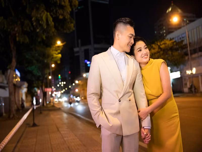 Một năm đầu sau khi kết hôn, vợ chồng Hồng Phượng mâu thuẫn vì ai cũng muốn giữ cái tôi, thậm chí nghĩ đến chuyện ly hôn. Tuy nhiên, chính con trai đầu lòng giúp cho cả hai học cách chấp nhận khuyết điểm và trân trọng ưu điểm của nhau. Ảnh: FBNV