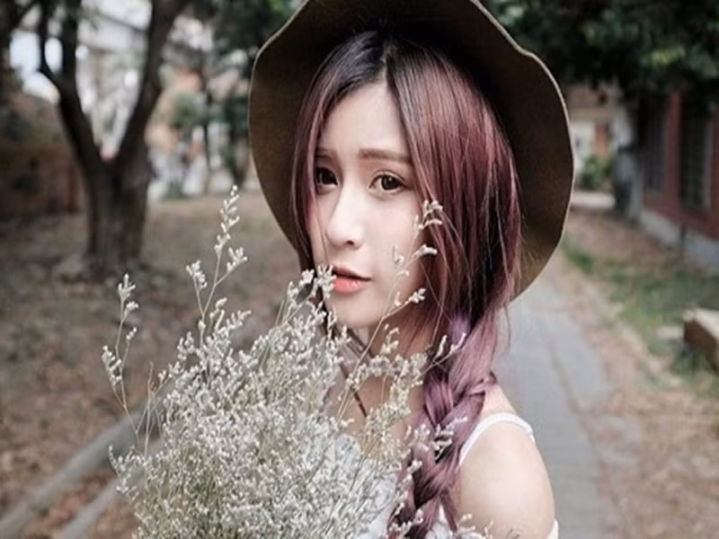 Trình Vũ - bạn trai của Trần Khả Tương và Lương Ti Huệ - bạn thân của nữ người mẫu đã được triệu tập để điều tra làm rõ. Lương Ti Huệ khai, cô và Khả Tương có sự tranh chấp trong công việc nên cùng Trình Vũ - người tình bí mật của cô lập kế hoạch lừa nạn nhân đến chỗ hẹn, sau đó Trình Vũ bóp cổ Khả Tương đến chết. Lương Ti Huệ giúp Trình Vũ kéo lê xác đến căn hầm, cướp tài sản và bỏ đi. Trong phiên sơ thẩm ngày 10/7/2017, Trình Vũ bị tuyên án chung thân. Ảnh: Zing