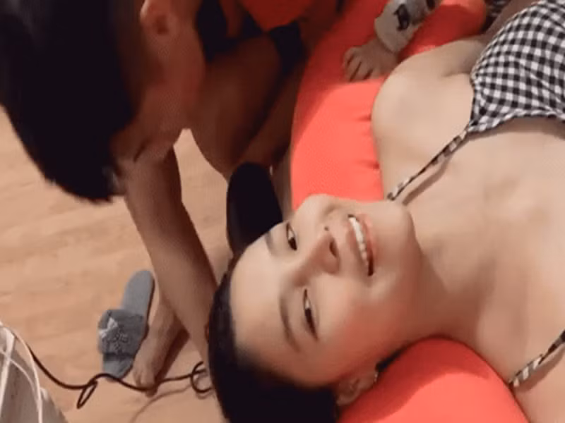 Gà cưng một thời của Khắc Tiệp được chồng chiều chuộng. Kỳ Hân từng chia sẻ rằng Mạc Hồng Quân luôn đưa hết tiền đi làm cho vợ. Khi mang bầu lần 2, cô khoe được chồng gội đầu.