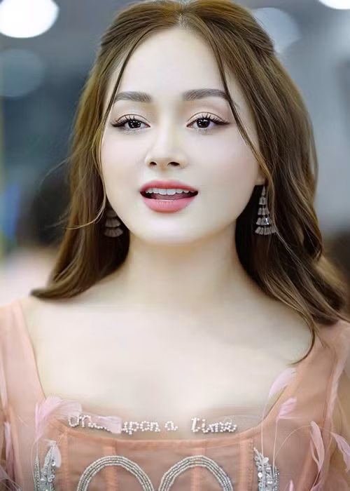 Bà mẹ một con sở hữu vẻ đẹp đầy mặn mà.