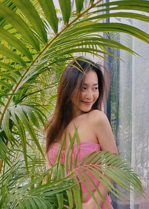 Khả Ngân có gu thời trang đời thường gợi cảm, trẻ trung.