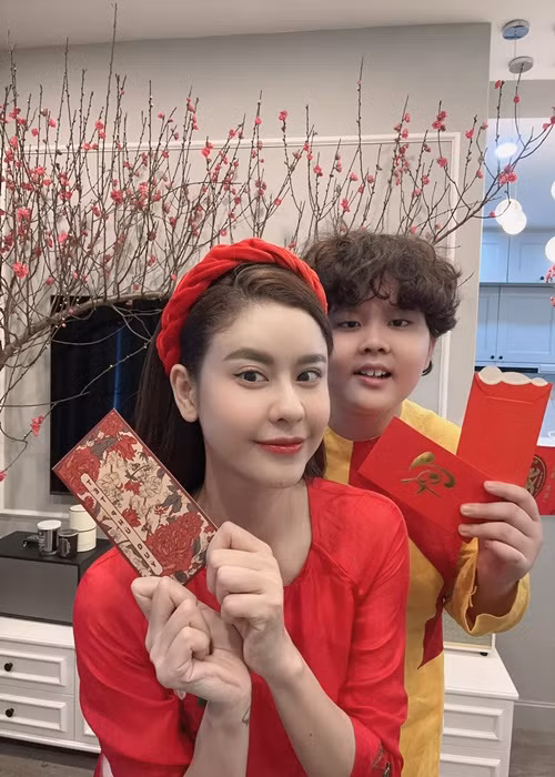 Trương Quỳnh Anh và chồng cũ luôn muốn con trai có thể thoải mái đi chơi cùng ba mẹ nhưng vì mối quan hệ của cô và Tim bị dư luận quá chú ý nên cả ba ít xuất hiện bên nhau như trước. Ảnh: FBNV