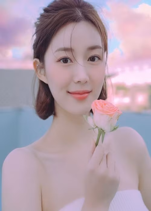 Lee Da In sinh năm 1992, kém “con rể quốc dân” Lee Seung Gi 5 tuổi. Ảnh: Instagram