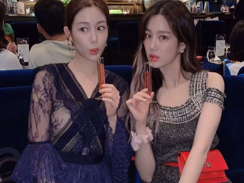Xinh đẹp, được mẹ hậu thuẫn nhưng Lee Da In lẫn Lee Yoo Bi (phải) vẫn chưa thực sự tỏa sáng. Ảnh: Instagram