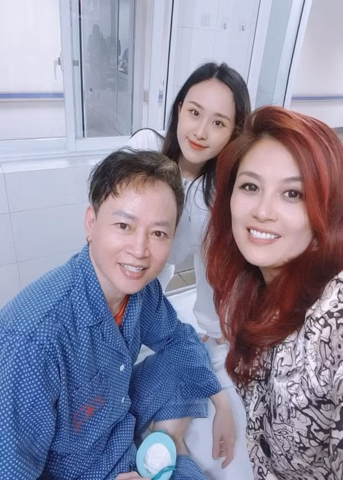 Diễn viên Hoa Thúy - vợ cũ thứ hai của Tùng Dương cùng con gái đến thăm nam diễn viên tại bệnh viện. Ảnh: Tiền Phong