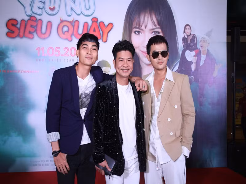 Ngọc Hùng còn đạo diễn các phim điện ảnh, sitcom như “Yêu là phải xài chiêu”, “Rừng xanh kỳ lạ truyện”, “Yêu nữ siêu quậy”, “Tiệm tóc tình yêu”, “Hẻm không sợ vợ”, “Những bà mẹ bỉm sữa”. Ảnh: FBNV