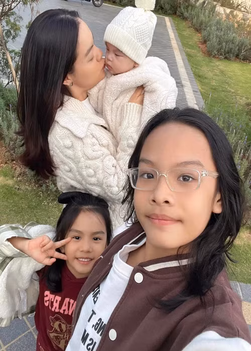 Phạm Quỳnh Anh từng bật mí, trong một bữa tiệc, bạn trai và chồng cũ của cô có cơ hội gặp nhau. “Cả hai đã biết nhau, cảm thấy không có trở ngại trong cảm xúc”, cô tiết lộ.