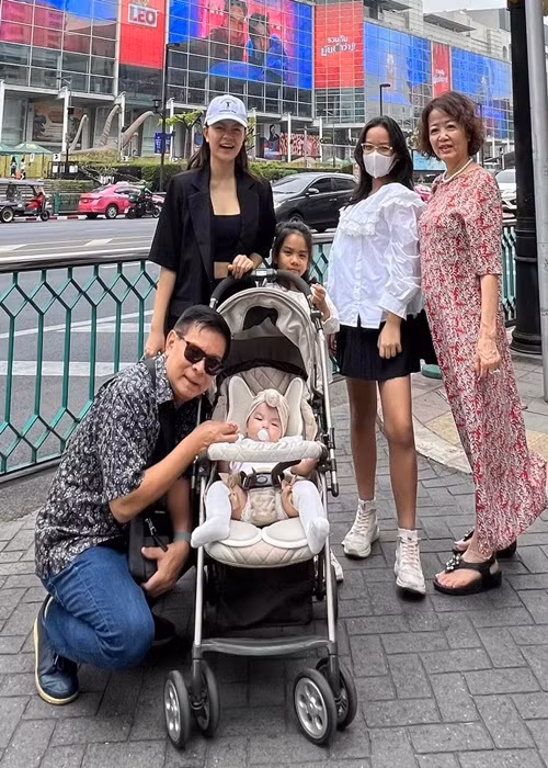 Phạm Quỳnh Anh chiều chuộng các con gái.