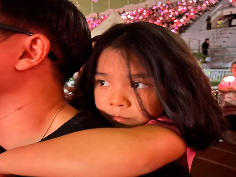 Phạm Quỳnh Anh khoe bạn trai cõng con gái riêng của cô. Nữ ca sĩ từng cho biết nửa kia rất yêu thương các con riêng của cô. Phạm Quỳnh Anh cảm thấy rất may mắn là các con của cô rất thương yêu nửa kia của cô.