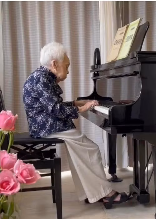 PGS.TS Lê Tuấn Anh - Giám đốc Học viện Âm nhạc chia sẻ trên Dân Việt: "Khi trường Âm nhạc Việt Nam được thành lập thì tất cả xuất phát từ con số 0, với một người tốt nghiệp từ Tiệp Khắc trở về, bằng tâm huyết, bằng tình yêu, bằng sự đam mê của mình, NSND Thái Thị Liên đã tự tay biên soạn ra bộ giáo trình để dạy piano. Đây là sách dạy đàn piano đầu tiên dành cho sinh viên trường Âm nhạc Việt Nam thời bấy giờ. Trong giáo trình này có điểm rất đặc biệt là NSND Thái Thị Liên đã đưa đến 60% lượng các bài chuyển thể từ cả làn điệu dân ca, lấy yếu tố dân tộc để đưa vào giảng dạy piano chuyên nghiệp". Ảnh: Tiền Phong