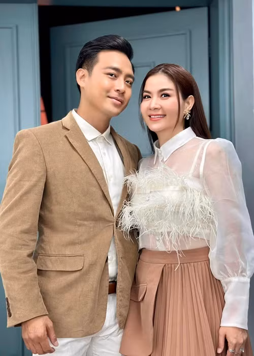 Diễn viên Thanh Duy chuyển khoản cho bà xã Kha Ly 100 triệu đồng để mừng Valentine 2022.