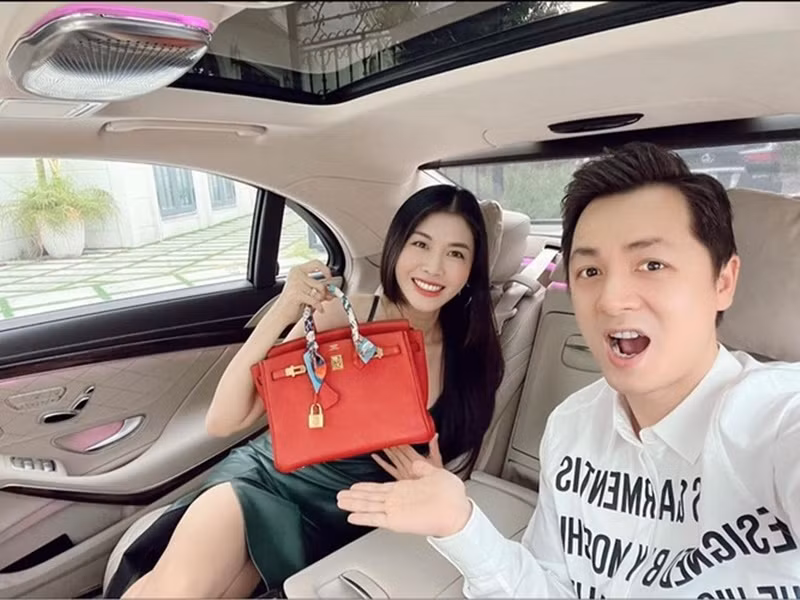 Valentine 2022, Đăng Khôi tặng bà xã Thủy Anh loạt đồ hiệu, trong đó chiếc túi có giá hơn 500 triệu đồng. Ảnh: FBNV