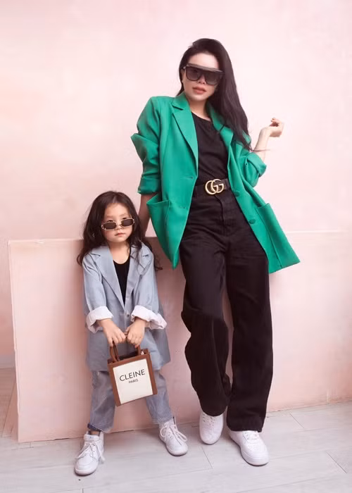Tháng 12/2018, Trà Ngọc Hằng công khai thông tin làm mẹ đơn thân sau thời gian giữ kín. Con gái nữ người mẫu tên Sophia.