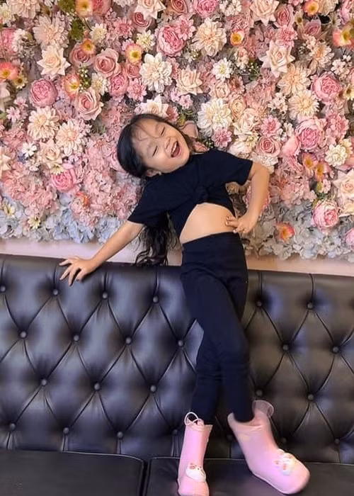 Nhìn con gái lớn lên lỗi ngày, Trà Ngọc Hằng mới cảm nhận được nụ cười của hạnh phúc thật sự là như thế nào.