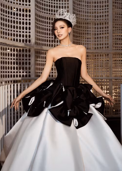 Là mỹ nhân Việt đầu tiên giành vương miện Hoa hậu Liên lục địa cũng như là đại diện Việt Nam hiếm hoi đăng quang ở đấu trường nhan sắc quốc tế, Lê Nguyễn Bảo Ngọc phủ sóng truyền thông trong nước và quốc tế.