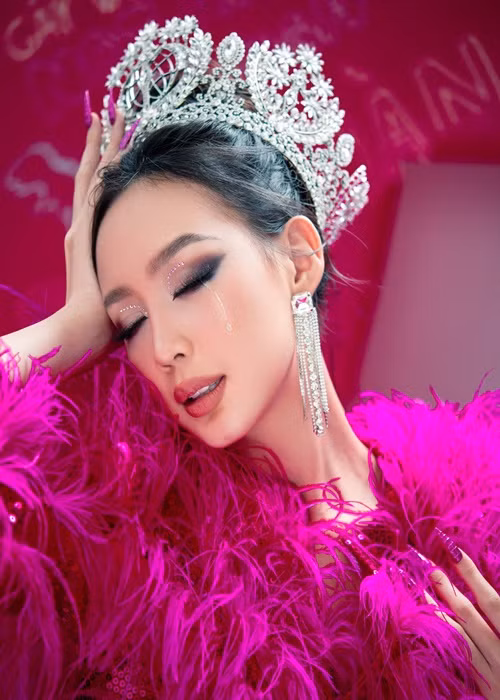 Người đẹp sinh năm 2001 chăm làm mới hình ảnh kể từ khi đăng quang.