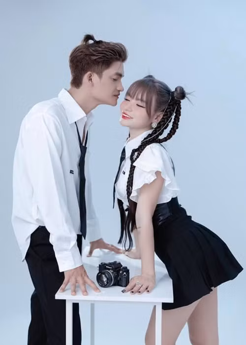 Cô luôn lo chuyện ăn uống trang phục cho chồng, giữ mối quan hệ tốt đẹp với gia đình chồng, chăm sóc con gái nhỏ.