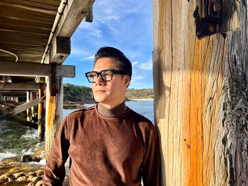 “Lịch diễn dày đặc, tôi phải uống thuốc ngủ, nếu không ngày hôm sau không hát nổi. Cứ thế, tôi uống 1 viên, rồi 2 viên. Hiện tại, tôi phải uống 4 viên thuốc ngủ/đêm mới ngủ được. Đêm nào tôi cũng nằm trằn trọc đến 2 - 3h sáng. Càng lo lắng, tôi càng khó ngủ”, anh tâm sự. Ảnh: FBNV