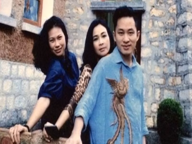 Nam ca sĩ chiều chuộng vợ hơn tuổi. “Vợ tôi thích mua gì tôi cũng đồng ý, chiều vợ, miễn là vợ tôi cảm thấy vui, hạnh phúc”, Tùng Dương tâm sự trong cuộc phỏng vấn với Dân Việt. Ảnh: Tiền Phong