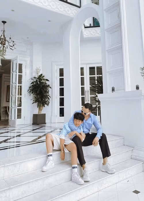 Ngoài Ngọc Trinh, bé Nhật Huy - con nuôi của Khắc Tiệp cùng thường xuyên có mặt ở biệt thự của ông bầu . Ảnh: FBNV