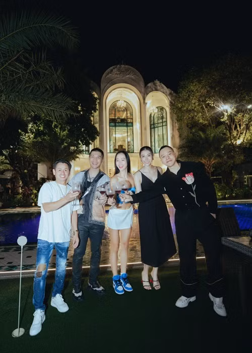 Khắc Tiệp tổ chức những buổi tiệc bên hồ bơi để gặp gỡ bạn bè, đồng nghiệp trong làng giải trí. Ảnh: FBNV