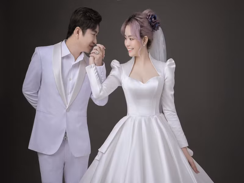 Bằng Cường thuê ê-kíp trang trí tiệc cưới với hoa tươi nhập khẩu hàng trăm triệu đồng. Váy cưới cô dâu đến từ một nhà thiết kế có tiếng.