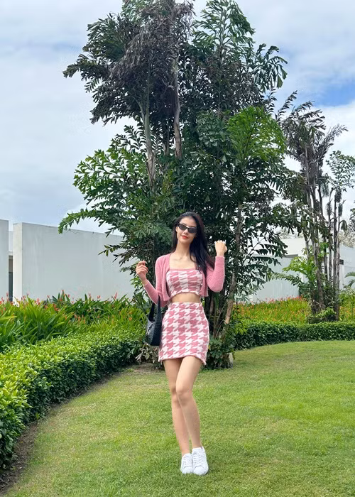 Một số cư dân mạng đặt nghi vấn nàng hậu tiếp tục chỉnh sửa gương mặt. Ảnh: FBNV