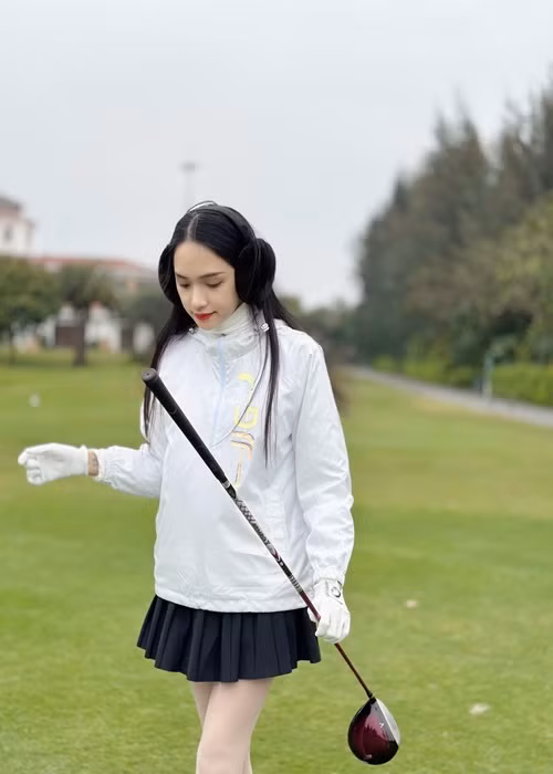 Hương Giang thường xuyên mặc đồ hiệu, đi đánh golf.
