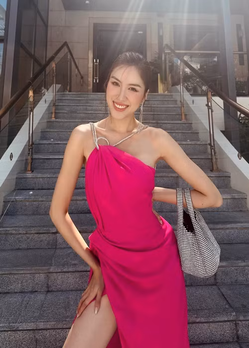 Nữ MC liên tục mặc hở táo bạo trước thềm bán kết.