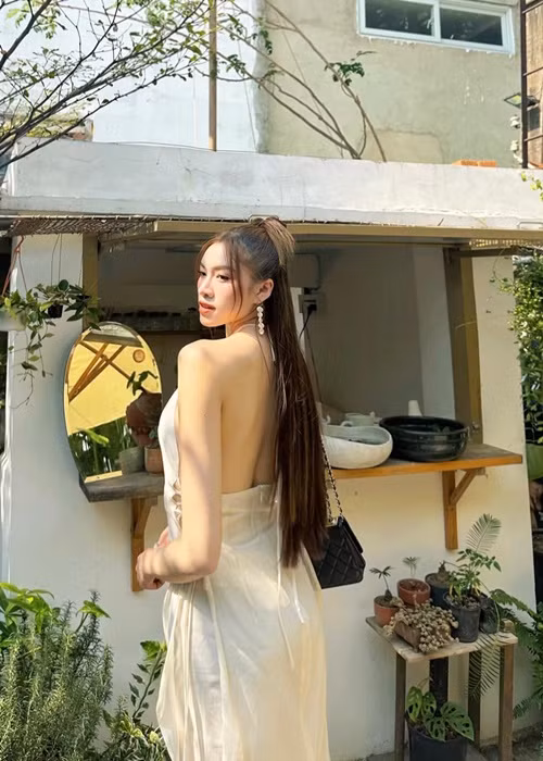 Trong khi nhan sắc cùng gu thời trang gây tranh cãi, Thanh Thanh Huyền có ưu điểm là nói chuyện lưu loát bằng tiếng Anh, tạo niềm vui cho dàn thí sinh trong các hoạt động, luôn nhiệt tình.