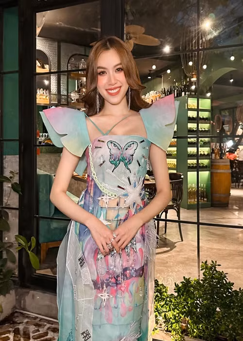 Thanh Thanh Huyền cạnh tranh vương miện Miss Charm 2023 cùng gần 40 thí sinh khác.