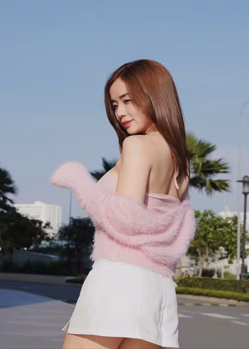 Cô vốn trưởng thành hơn so với bạn bè cùng lứa sinh năm 1996.